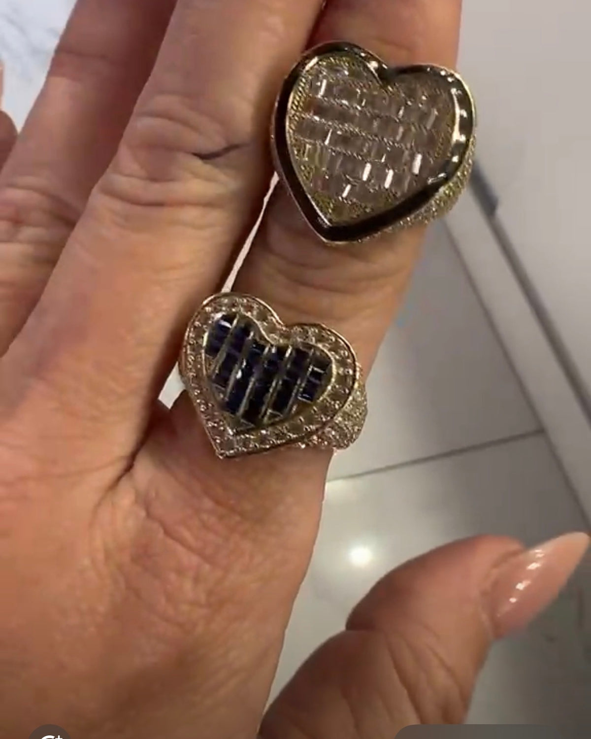 Anillo de circonia en forma de corazones
